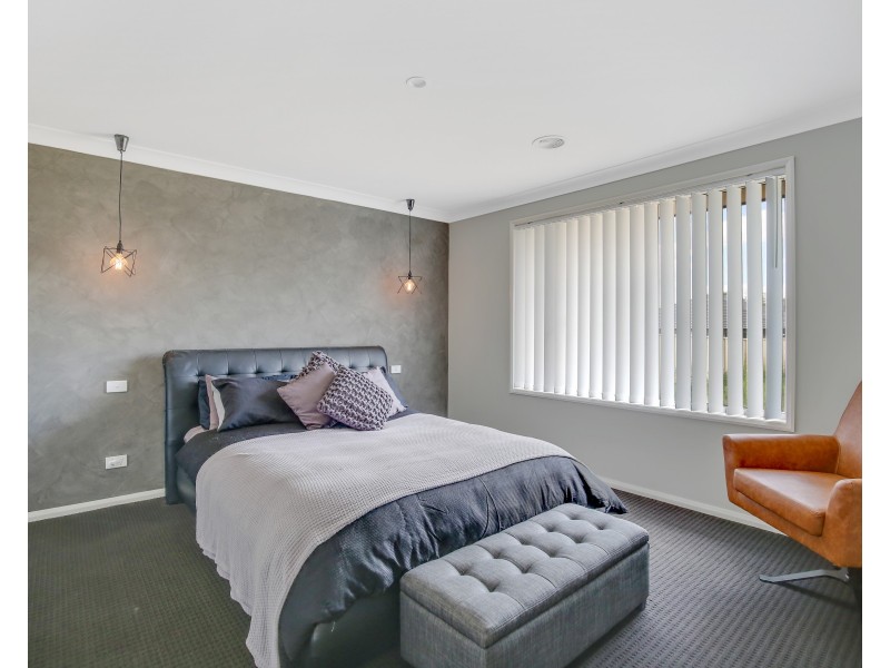 60 Molloy Drive, Orange NSW 2800