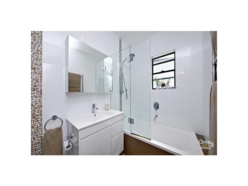 27 Robinson Street, Eastlakes NSW 2018