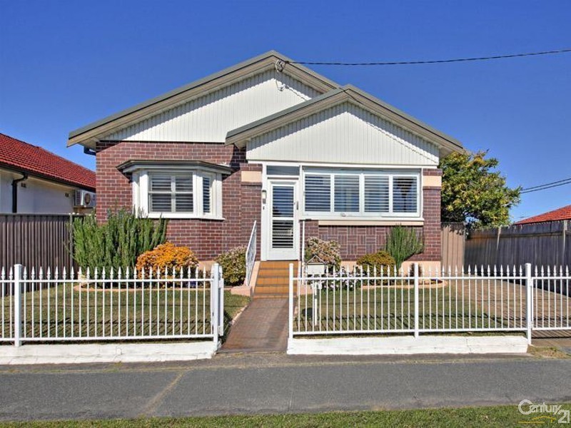 18 Robinson Street, Eastlakes NSW 2018