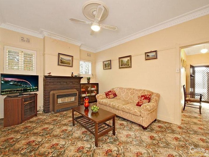 18 Robinson Street, Eastlakes NSW 2018