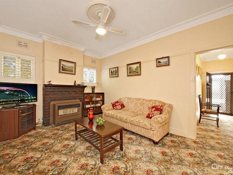 18 Robinson Street, Eastlakes NSW 2018