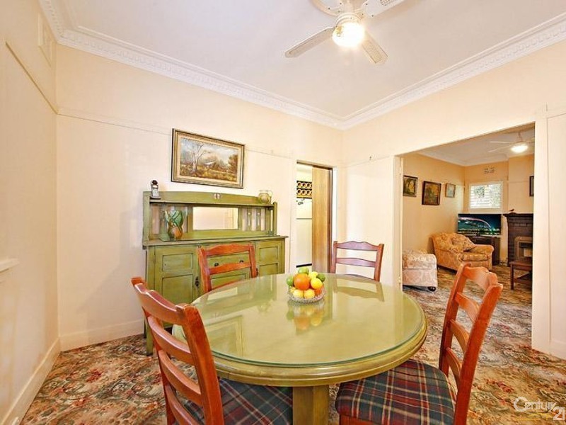 18 Robinson Street, Eastlakes NSW 2018