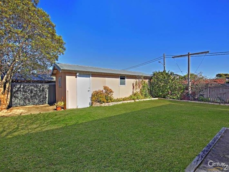 18 Robinson Street, Eastlakes NSW 2018