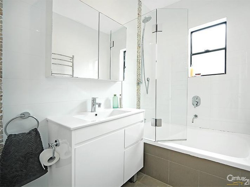 27 Robinson Street, Eastlakes NSW 2018