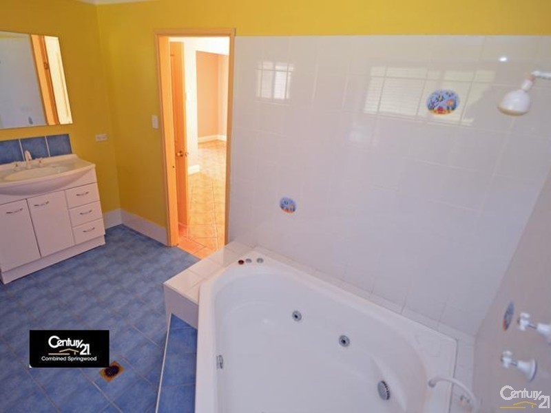 7 Roberts Pde, Hawkesbury Heights NSW 2777