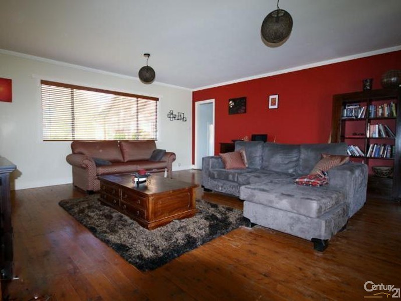 36 Valley Rd, Springwood NSW 2777