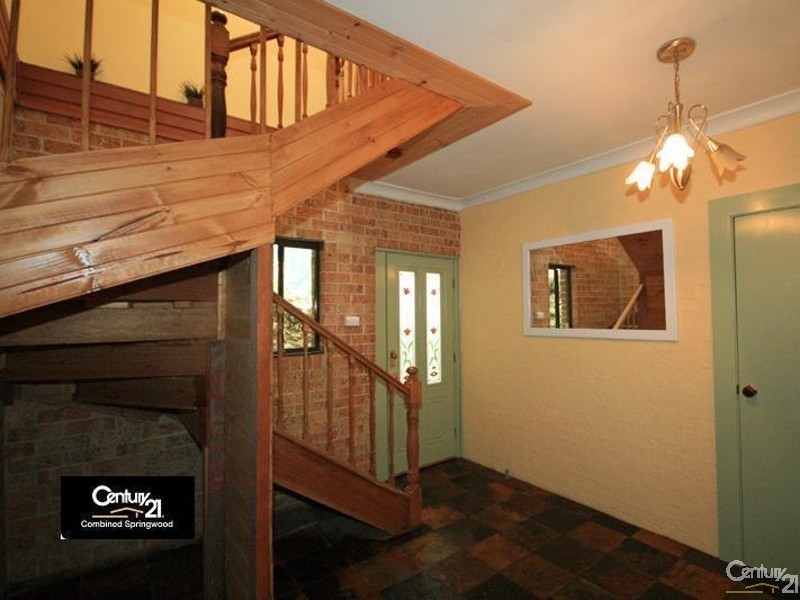 72 Roberts Pde, Hawkesbury Heights NSW 2777