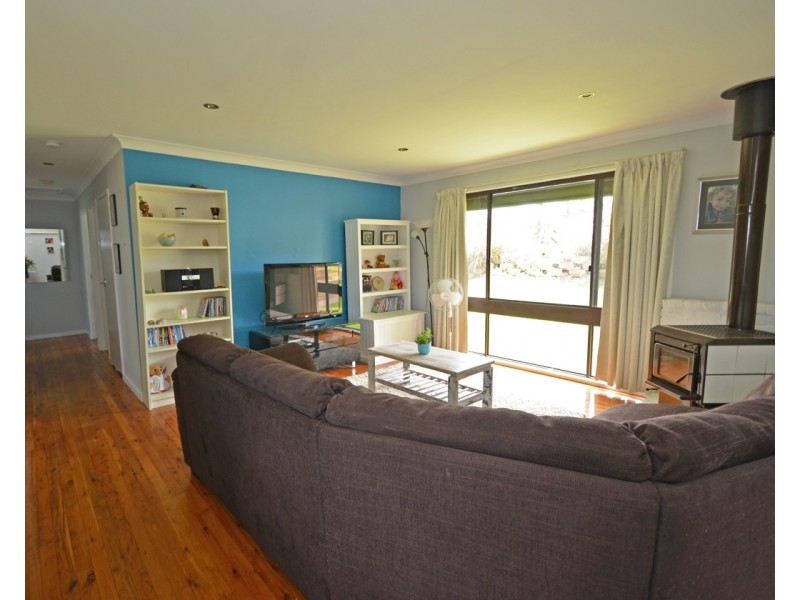 17 Booker Rd, Hawkesbury Heights NSW 2777