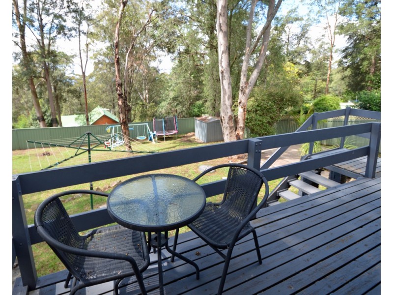 17 Booker Rd, Hawkesbury Heights NSW 2777