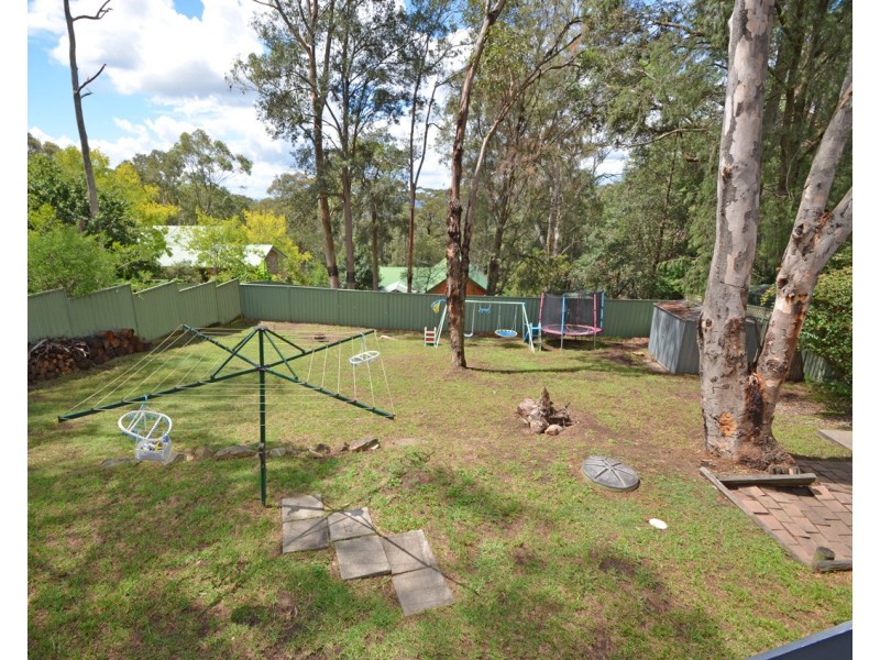 17 Booker Rd, Hawkesbury Heights NSW 2777