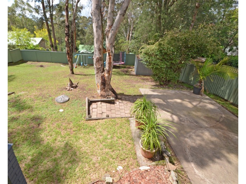 17 Booker Rd, Hawkesbury Heights NSW 2777