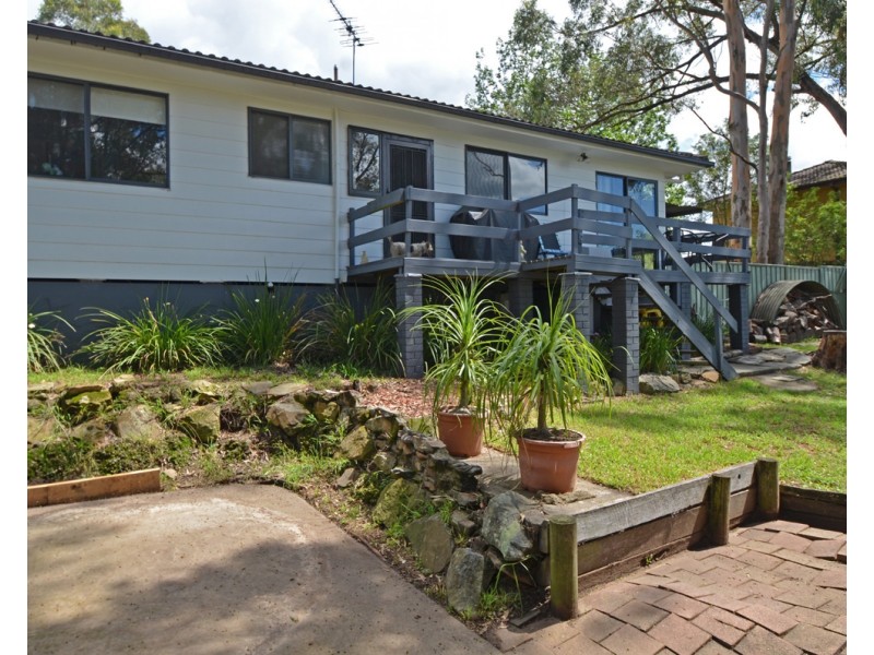 17 Booker Rd, Hawkesbury Heights NSW 2777