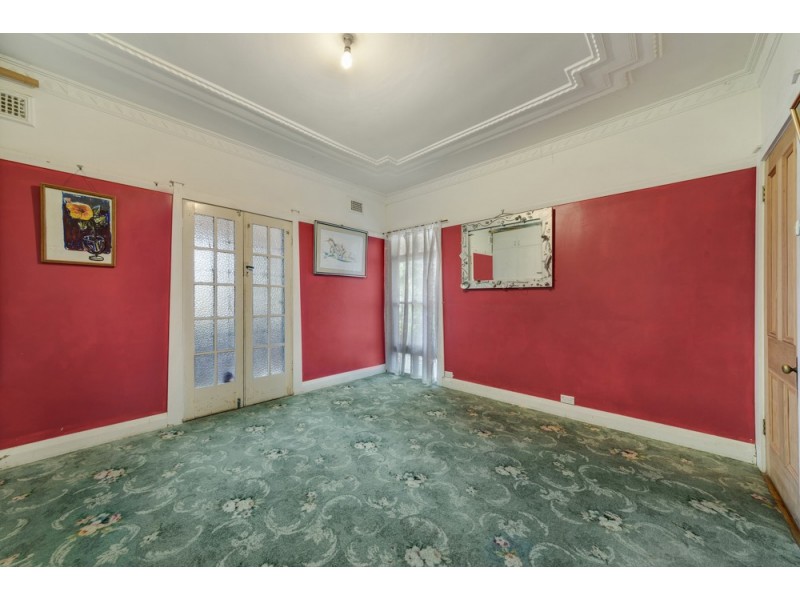 16 Moorecourt Ave, Springwood NSW 2777