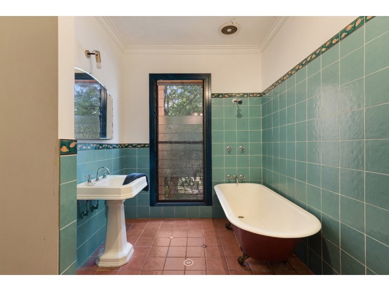 16 Moorecourt Ave, Springwood NSW 2777