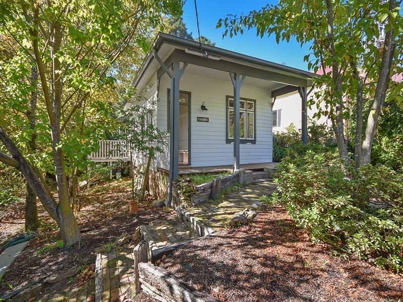 15 Lookout St, Blackheath NSW 2785