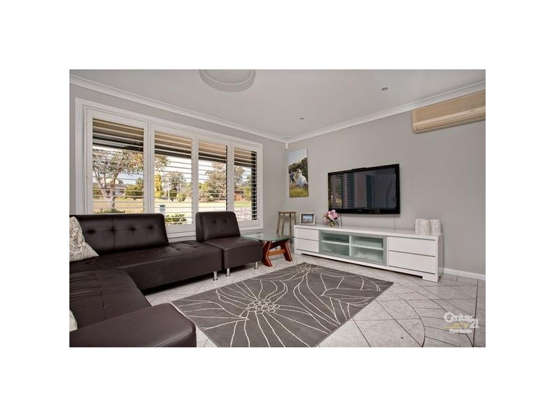 54 Mackenzie Blvde, Seven Hills NSW 2147