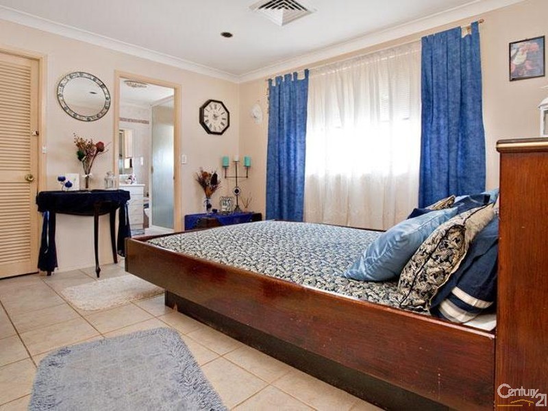 24 Molyneaux Avenue, Kings Langley NSW 2147