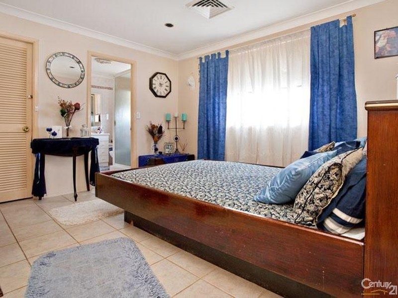 24 Molyneaux Avenue, Kings Langley NSW 2147