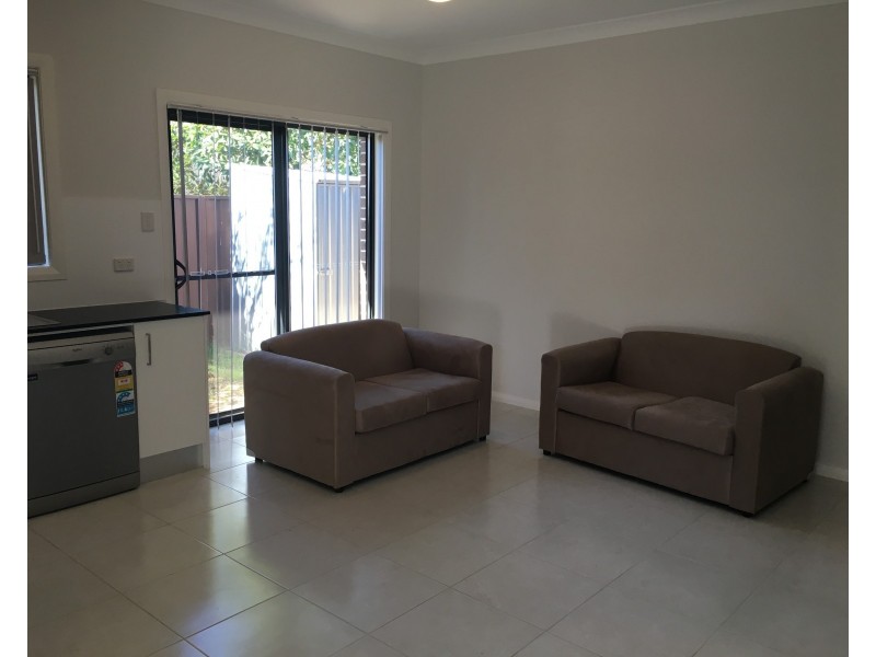 39a  Greenmeadows Cr, Toongabbie NSW 2146