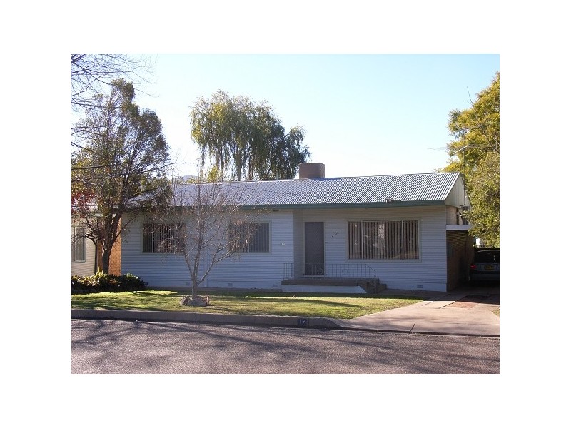 17 Churchill Street, South Tamworth NSW 2340