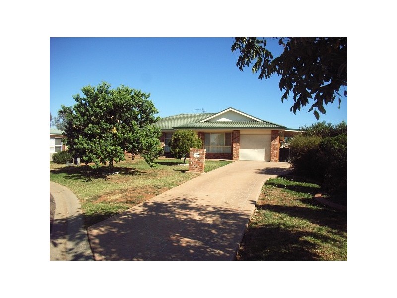 10 Giles Place, Tamworth NSW 2340