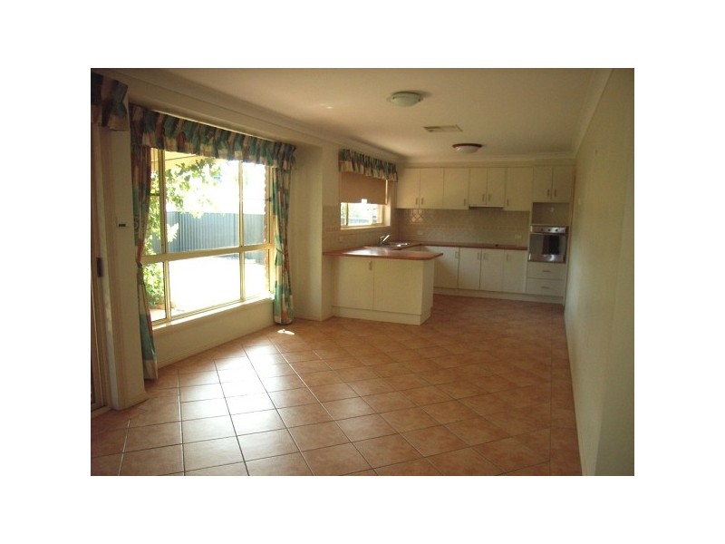 10 Giles Place, Tamworth NSW 2340