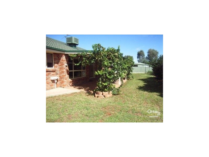 10 Giles Place, Tamworth NSW 2340