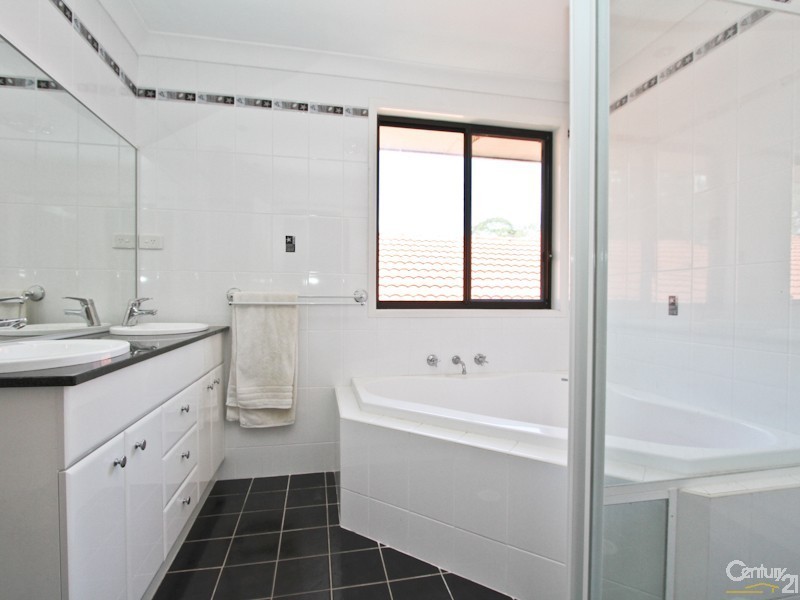 9 Captains Cove, Valentine NSW 2280