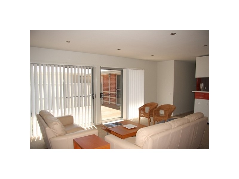 2B Lake Street, Warners Bay NSW 2282