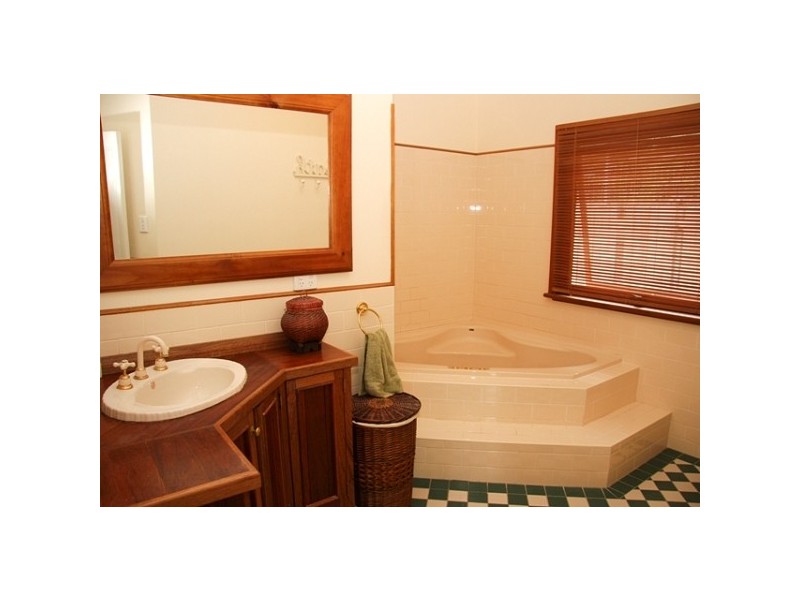 9 Thompson Road, Speers Point NSW 2284