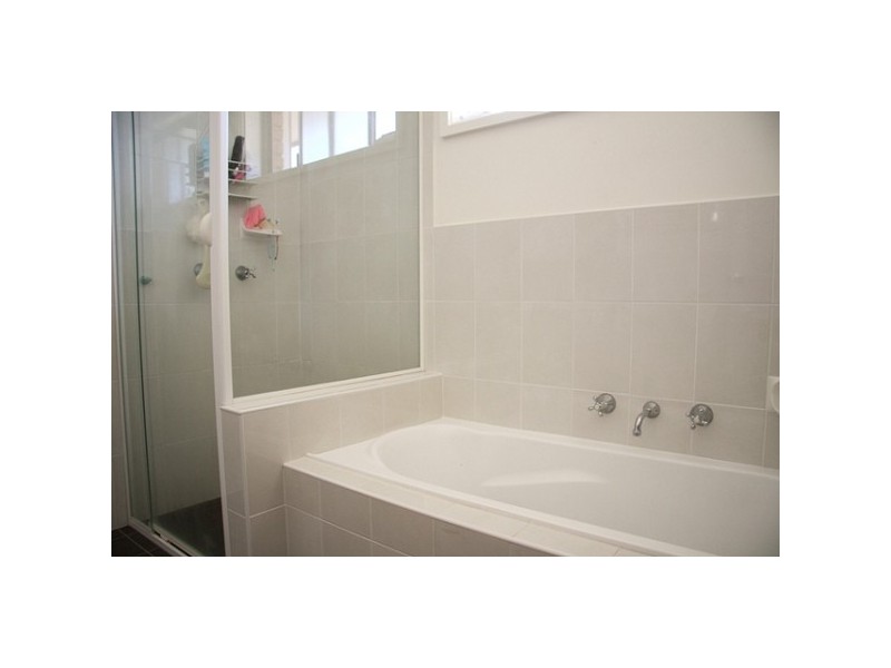 1/2 Eino Place, Eleebana NSW 2282