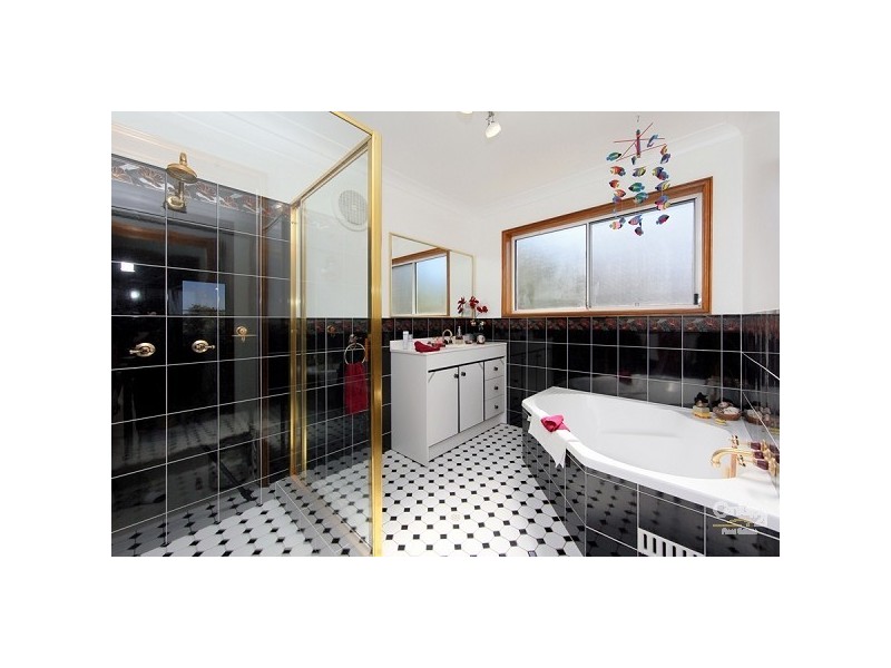 18 Emerald Close, Caves Beach NSW 2281