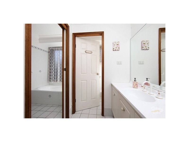 16 Buttermere Drive, Lakelands NSW 2282