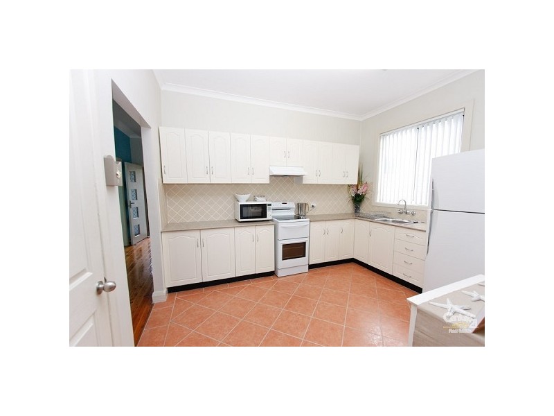 1 Redrose Avenue, Belmont NSW 2280