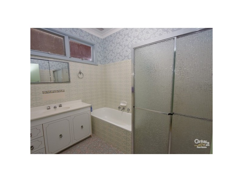 11 Mary Avenue, Belmont NSW 2280