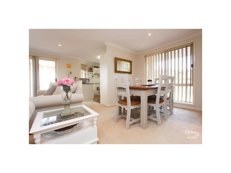 2/17 Berringar Road, Valentine NSW 2280