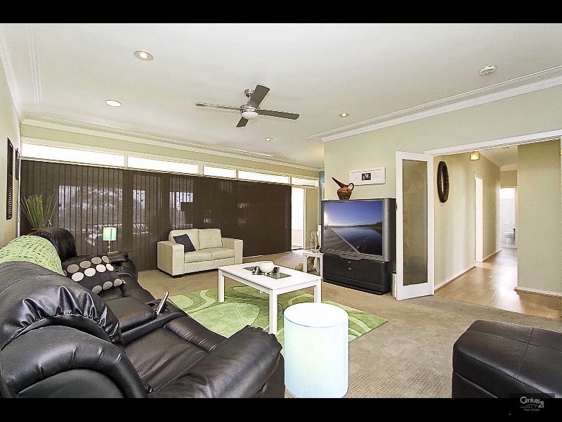15 Taylor Crescent, Warners Bay NSW 2282