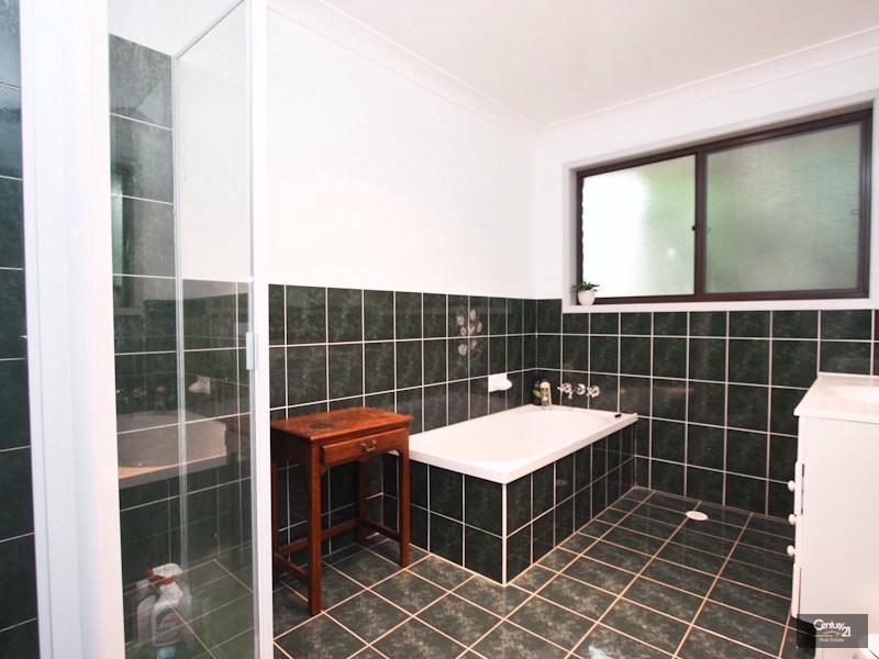 33 Broughton Way, Lakelands NSW 2282