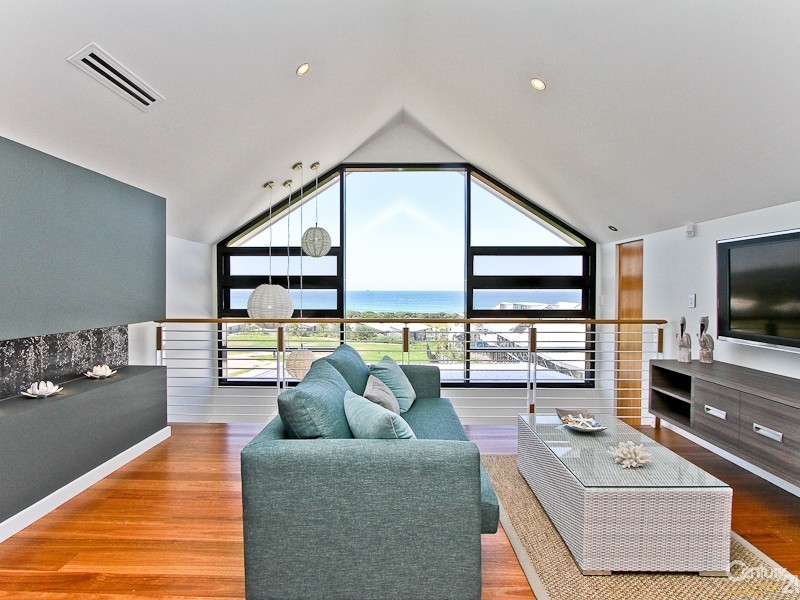 7 Mawson Close, Caves Beach NSW 2281