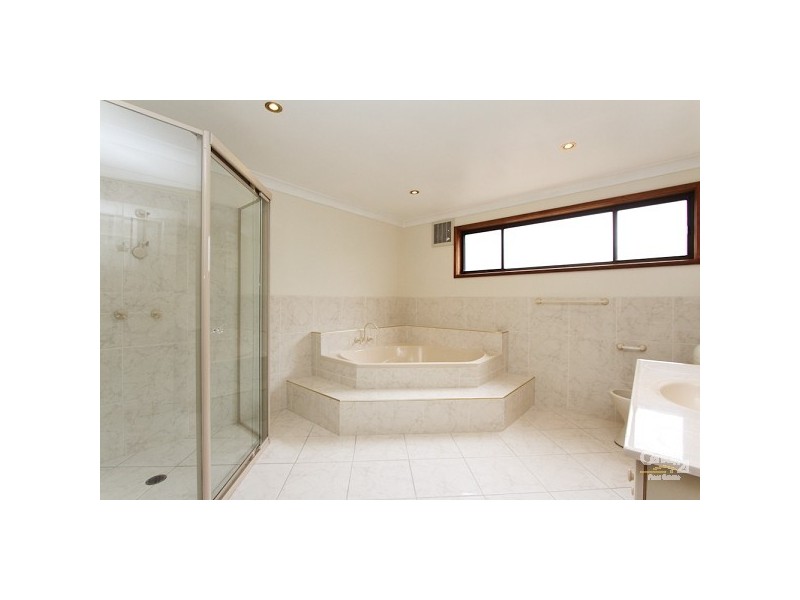 5 Rothglen Close, Valentine NSW 2280