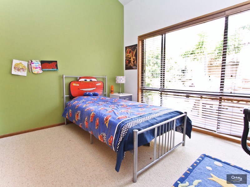 8 Robertson Road, Valentine NSW 2280