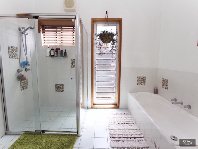 8 Robertson Road, Valentine NSW 2280