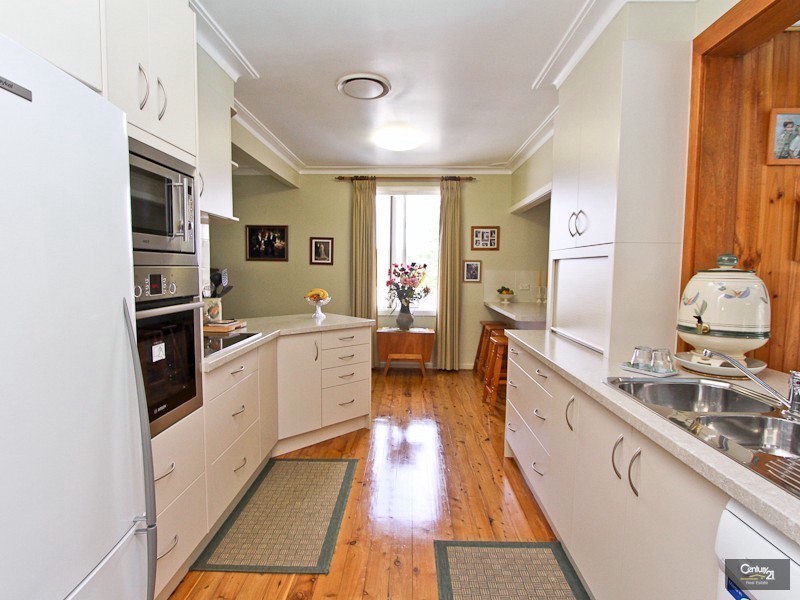 11 Julie Avenue, Warners Bay NSW 2282