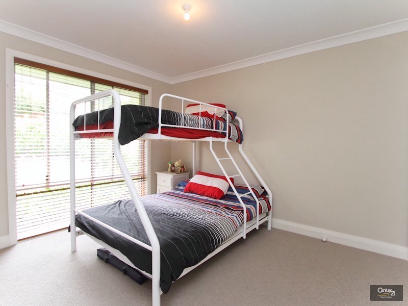 5 Lurnea Crescent, Valentine NSW 2280