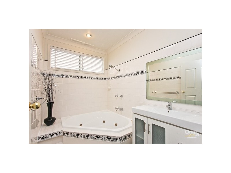 120 Macquarie Grove, Caves Beach NSW 2281