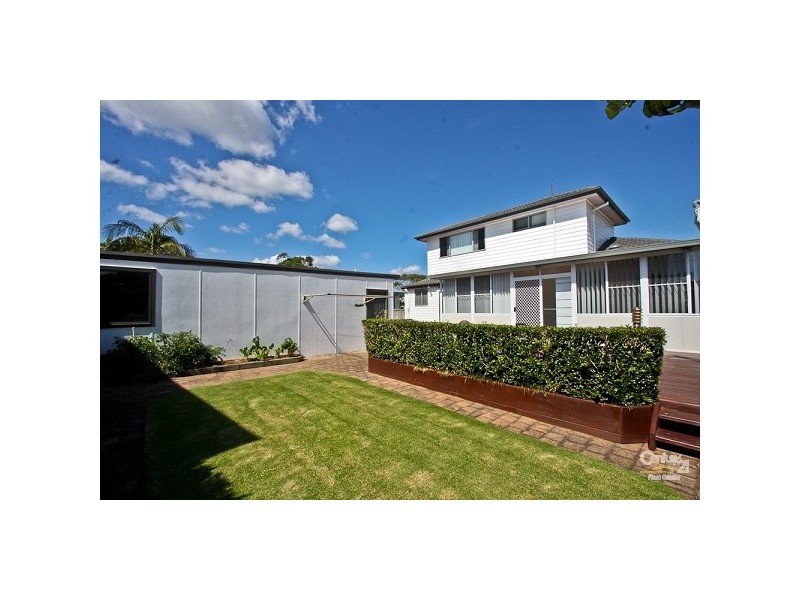 120 Macquarie Grove, Caves Beach NSW 2281