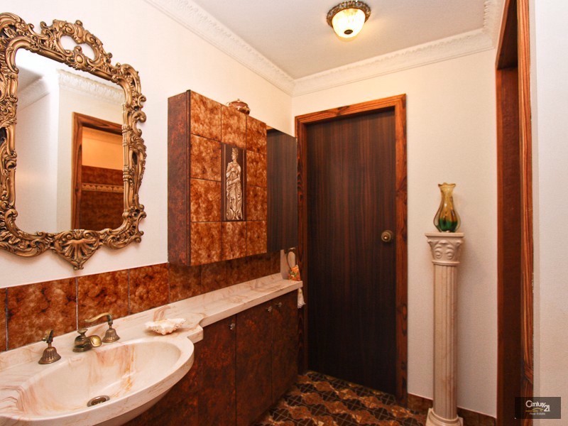 8 Edinburgh Close, Valentine NSW 2280