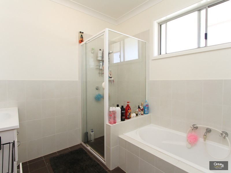 1/2 Eino Place, Eleebana NSW 2282