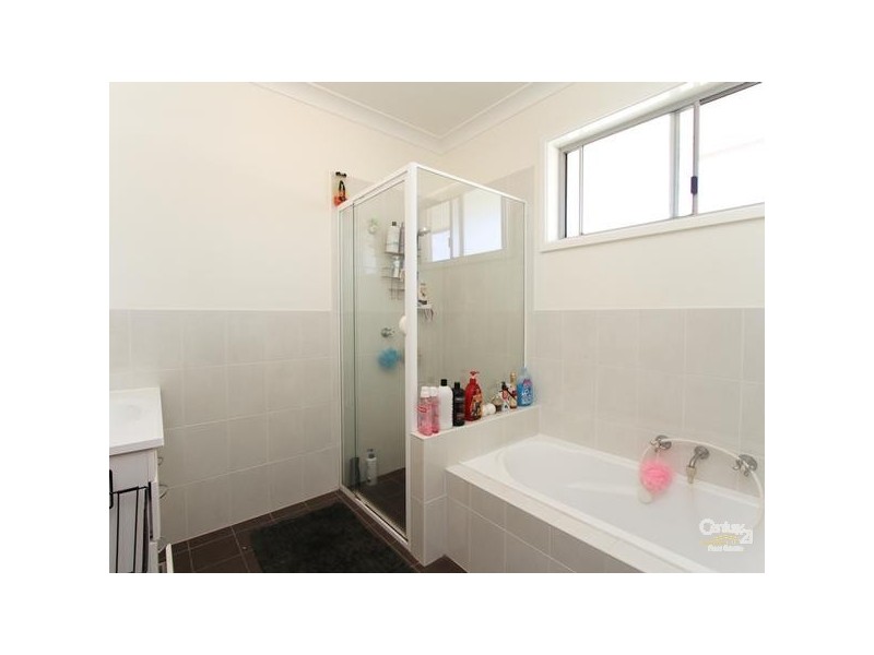 1/2 Eino Place, Eleebana NSW 2282