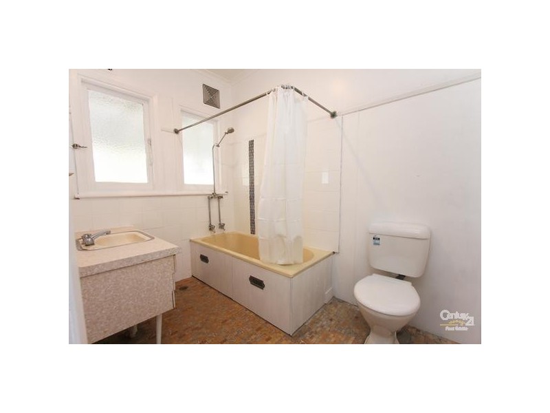18 Tallawalla Road, Valentine NSW 2280